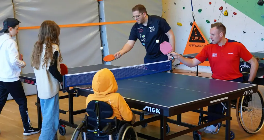 Stor meistringsglede når representantar frå paraidretten og bordtennismiljøet i Hordaland var på besøk