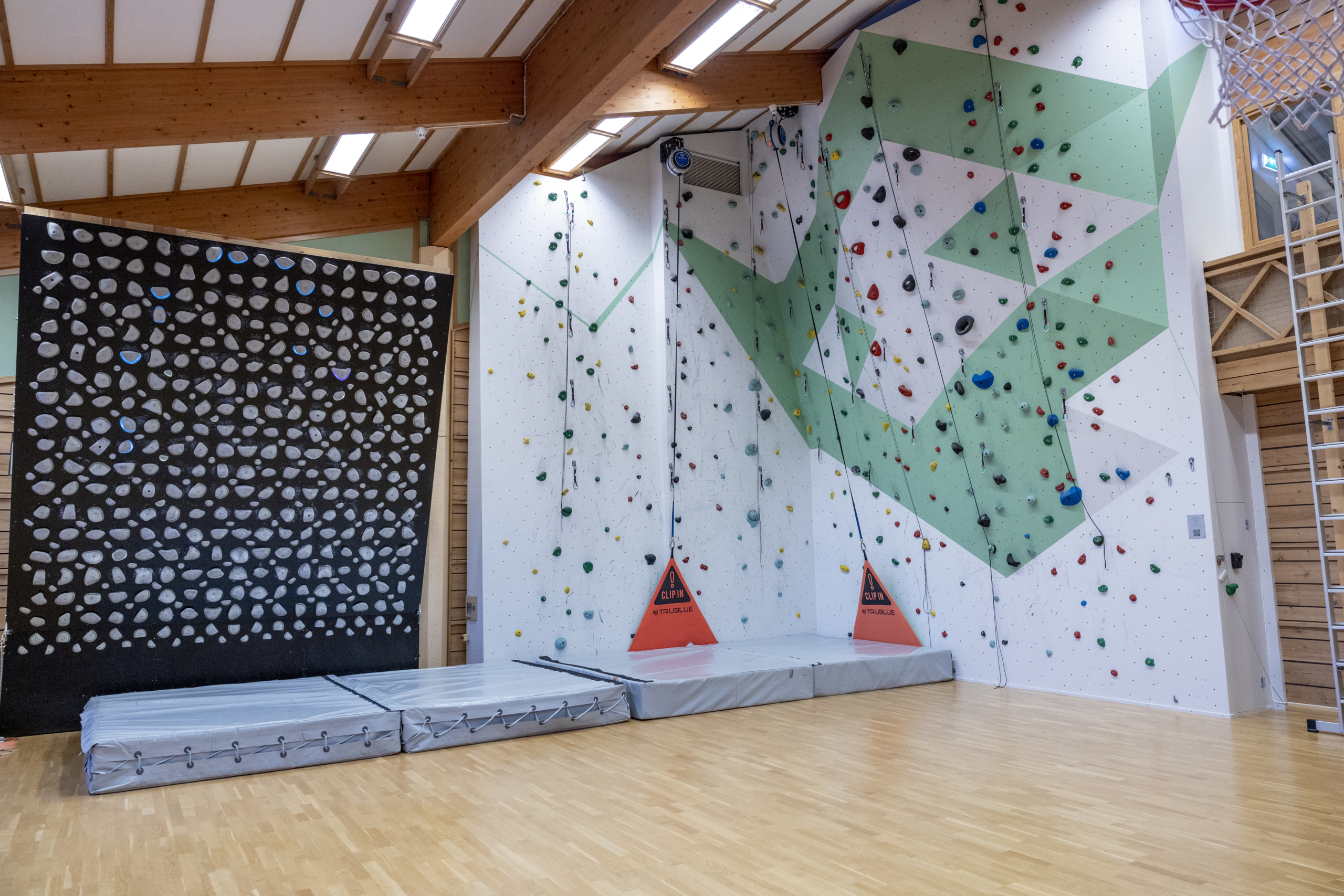 Deltakarar i klatreveggen på Haugland