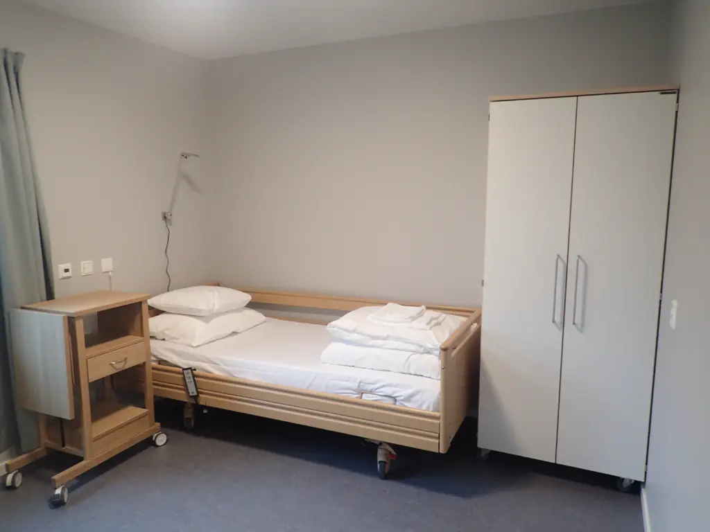 Soverom i hytte på Hauglandssenteret. Foto.