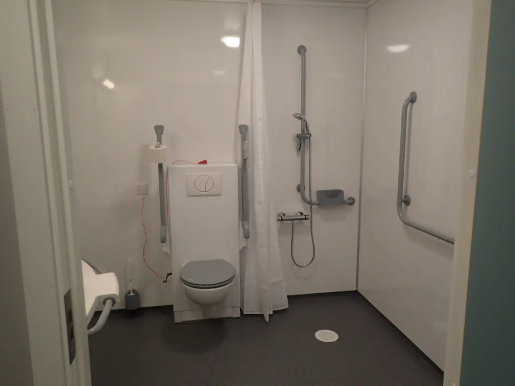 Toalett i hytte på Hauglandssenteret