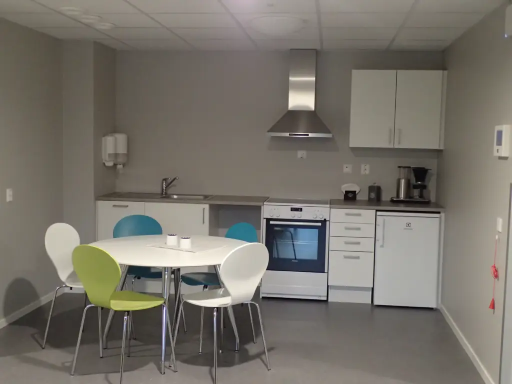 Kjøkken i hytte på Hauglandssenteret. Foto.