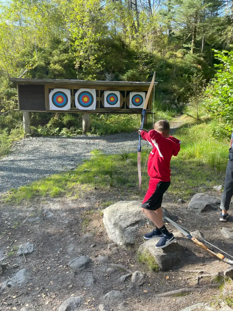 Vi har fokus på tilpassa fysisk aktivitet og positive meistringsopplevingar. Her tester Sindre bogeskyting.