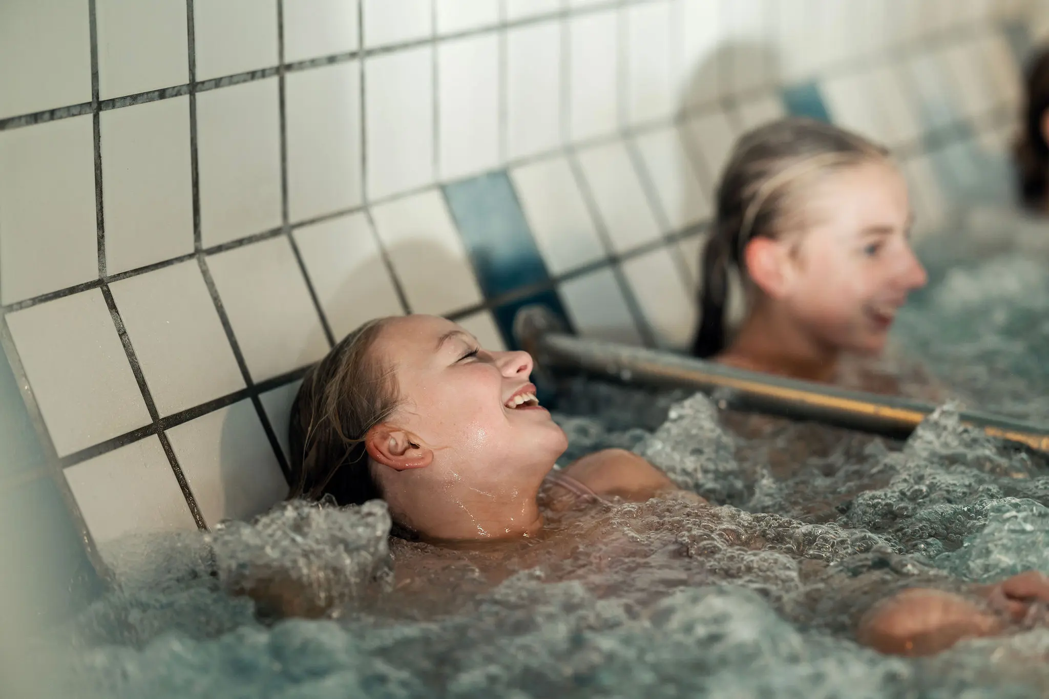 To jenter i boblebadet. Foto