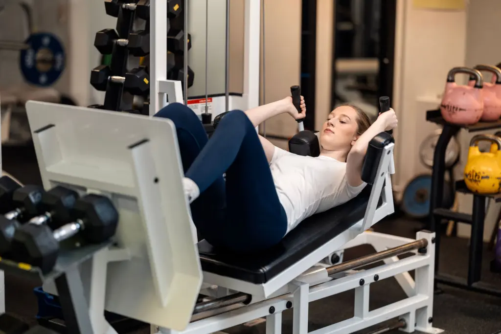 Jente trener styrketrening i treningssal
Foto: Jostein Vedvik