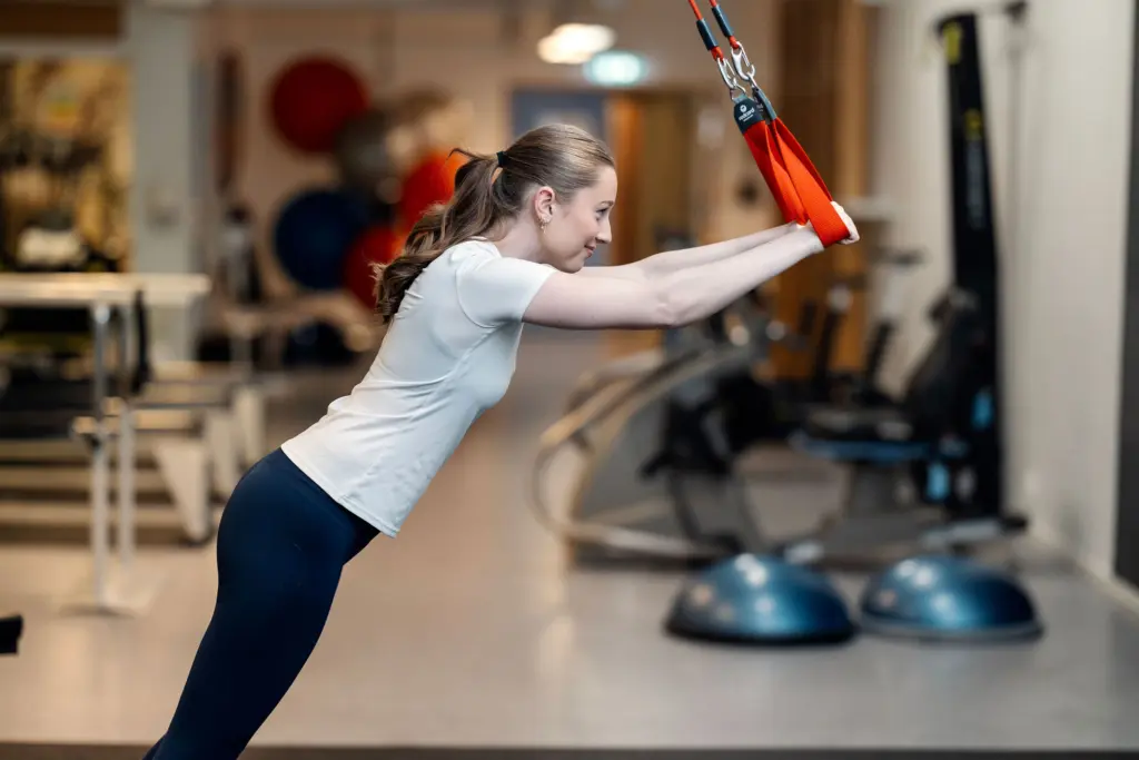 Jente trener i slynge på treningssal
Foto: Jostein Vedvik