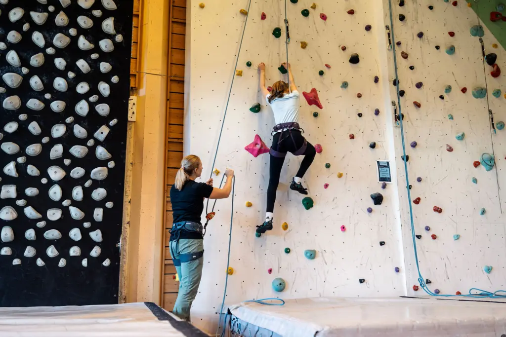 Gymsal og klatrevegg
