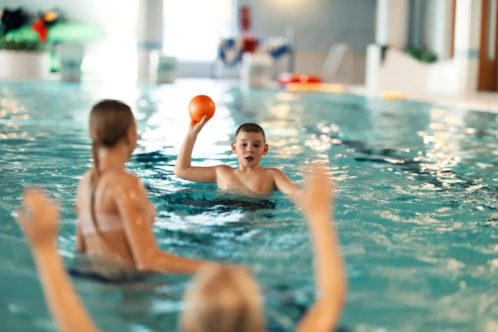 Tre barn som kaster ball i basseng
Foto: Jostein Vedvik