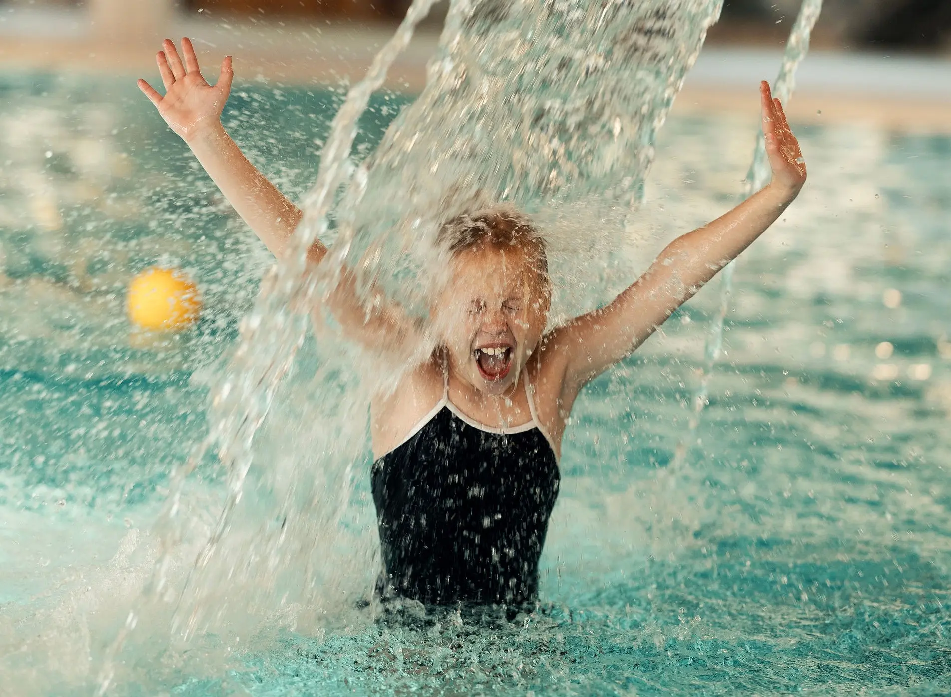 Jente under vannfontene Foto: Jostein Vedvik