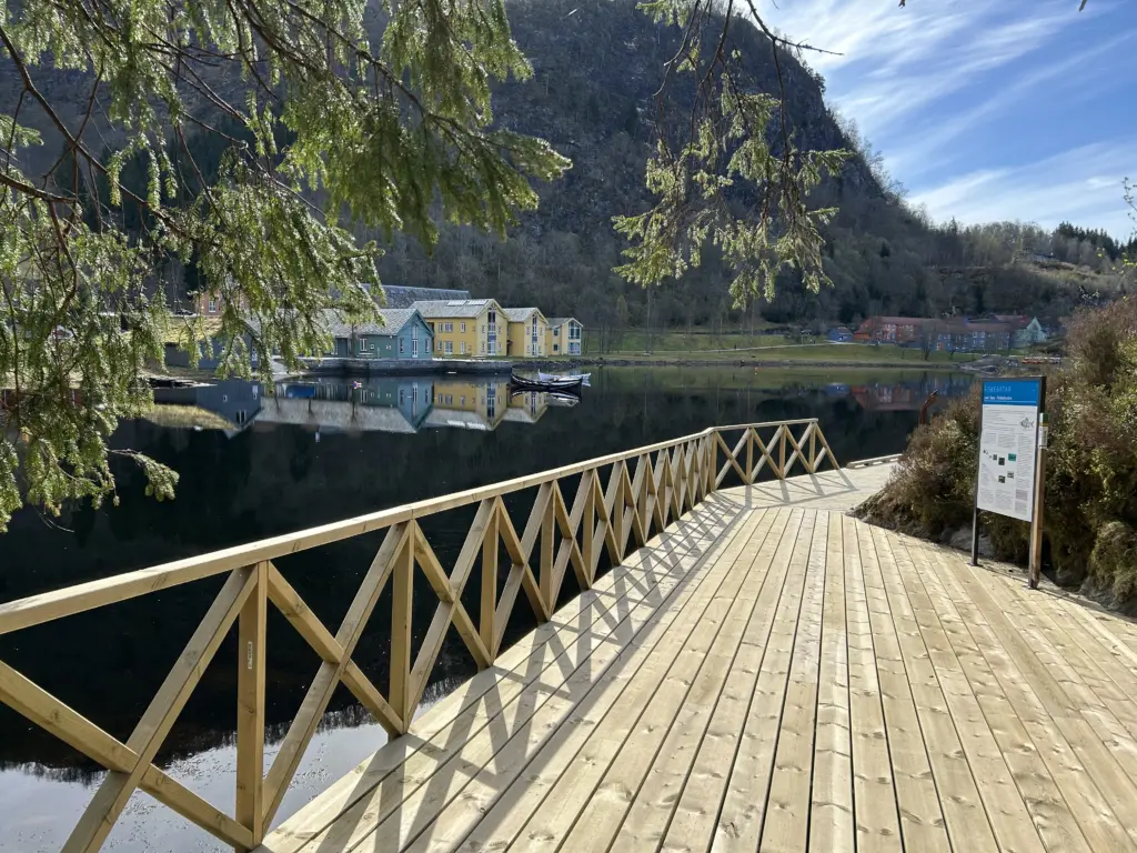 Brygge av tre ved fjorden. Foto