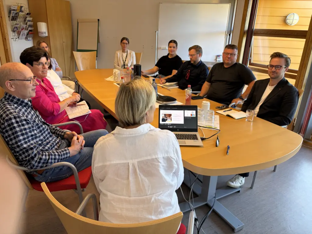 F.v. Fjaler-ordførar Leif Jarle Espedal, Siri Sandvik, Kine B. Dale, Kristin Kyrkjebø (økonomisjef på RKHR), Ragnhild Follevåg (leiar for utadretta aktivitet på RKHR), Tuva B. Normanseth, Inge Degnepoll, Arve Helle, Stian J. O. Davis og direktør Inger Johanne Osland (med ryggen til).