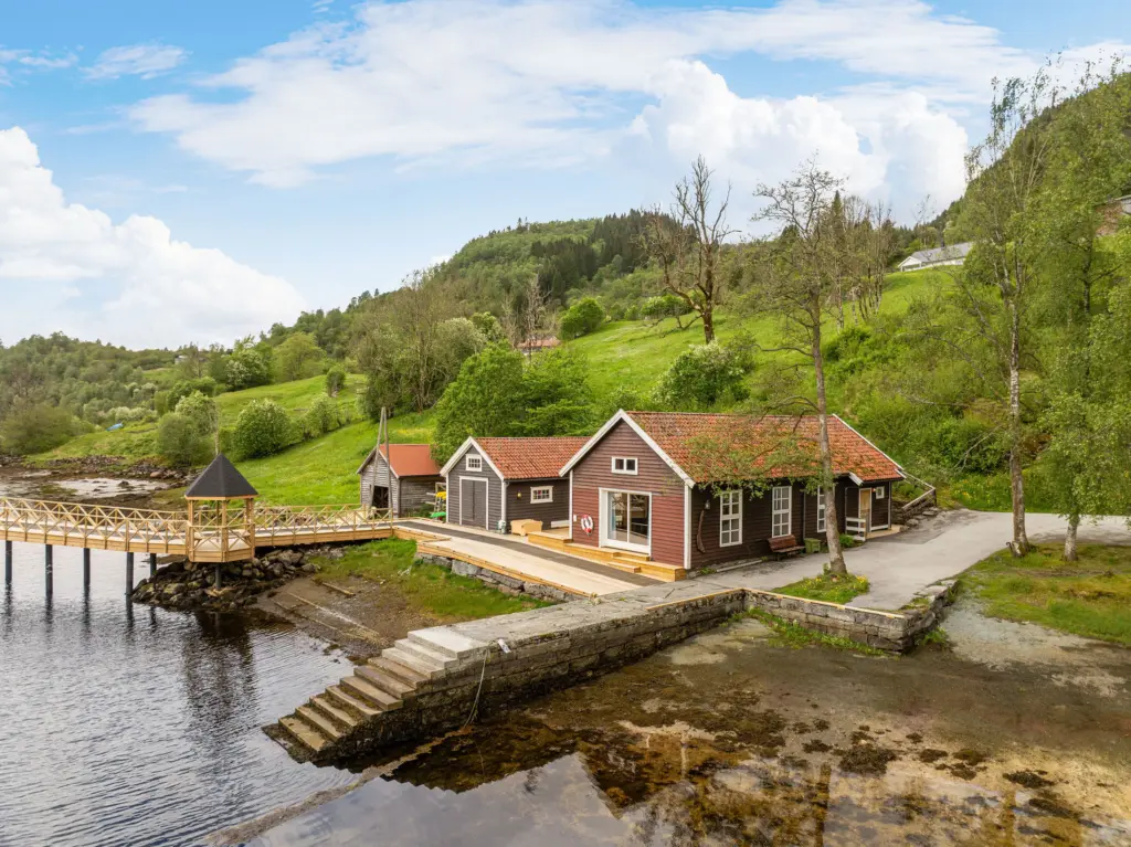 Naustet og brua på Haugland. Foto: Jostein Vedvik